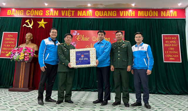 Đoàn Thanh niên VPCP mang Tết đến người dân và học sinh nghèo Hà Giang - Ảnh 4.