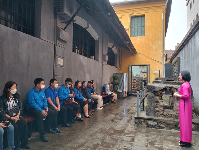 Đoàn viên, Thanh niên Cổng TTĐT Chính phủ thăm quan Di tích Nhà tù Hỏa Lò và Phố sách Hà Nội - Ảnh 6.