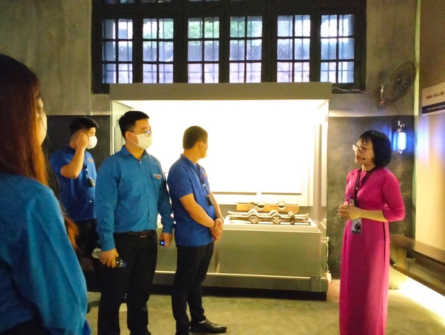 Đoàn viên, Thanh niên Cổng TTĐT Chính phủ thăm quan Di tích Nhà tù Hỏa Lò và Phố sách Hà Nội - Ảnh 5.