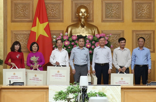 VPCP trao sổ hưu trí cho cán bộ nghỉ theo chế độ - Ảnh 3. VPCP trao sổ hưu trí cho cán bộ nghỉ theo chế độ - Ảnh 3.
