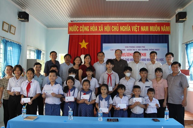 VPCP trao quà cho học sinh nghèo hiếu học xã Tân Lập - Ảnh 1.