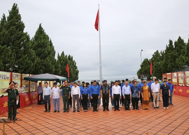 Đoàn Thanh niên VPCP dâng hương Bác Hồ tại huyện đảo Cô Tô - Ảnh 1.