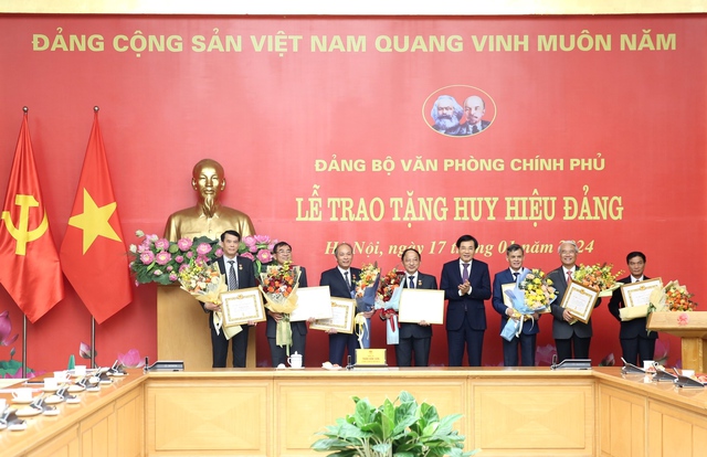 Trao tặng Huy hiệu Đảng cho 10 đảng viên của Đảng bộ VPCP- Ảnh 1.