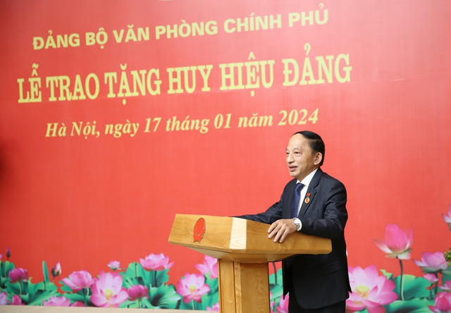 Trao tặng Huy hiệu Đảng cho 10 đảng viên của Đảng bộ VPCP- Ảnh 3.