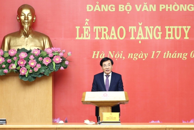 Trao tặng Huy hiệu Đảng cho 10 đảng viên của Đảng bộ VPCP- Ảnh 2.