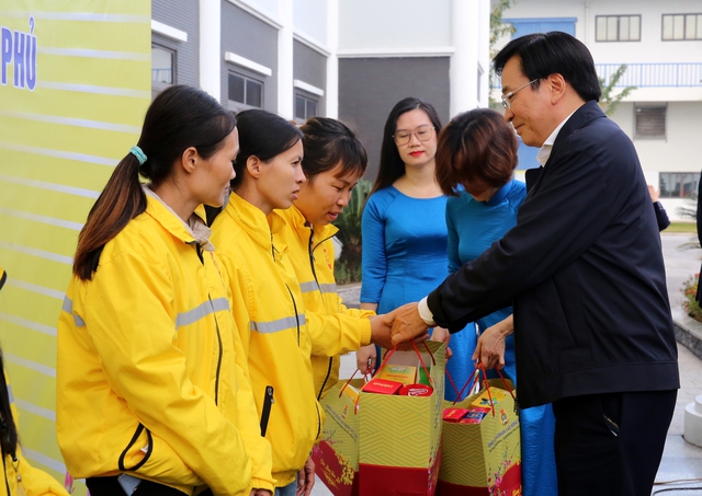 Bộ trưởng, Chủ nhiệm VPCP đến thăm, tặng quà người lao động, gia đình chính sách tại tỉnh Nam Định- Ảnh 1.