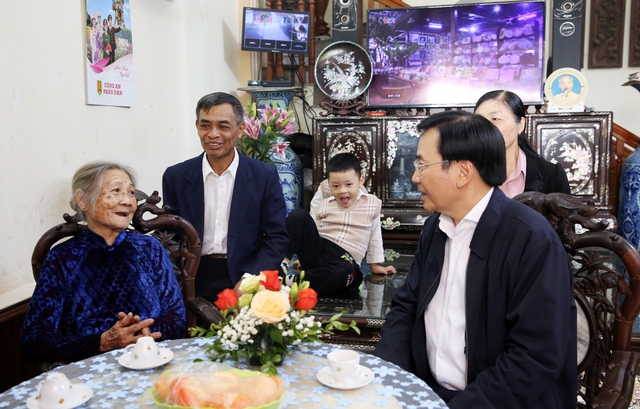 Bộ trưởng, Chủ nhiệm VPCP đến thăm, tặng quà người lao động, gia đình chính sách tại tỉnh Nam Định- Ảnh 3.