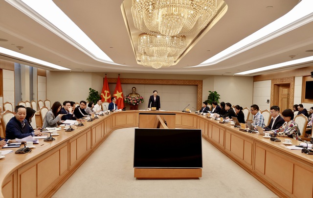 Quyết liệt cắt giảm TTHC, đẩy mạnh chuyển đổi số trong cơ quan nhà nước- Ảnh 2. Quyết liệt cắt giảm TTHC, đẩy mạnh chuyển đổi số trong cơ quan nhà nước- Ảnh 2.