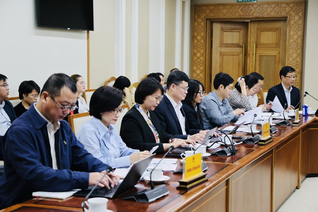 Quyết liệt cắt giảm TTHC, đẩy mạnh chuyển đổi số trong cơ quan nhà nước- Ảnh 4. Quyết liệt cắt giảm TTHC, đẩy mạnh chuyển đổi số trong cơ quan nhà nước- Ảnh 4.