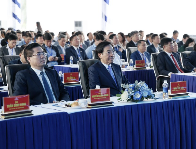 Bộ trưởng, Chủ nhiệm Trần Văn Sơn dự Lễ khởi công Dự án sản xuất ray đường sắt và thép đặc biệt Hòa Phát Dung Quất- Ảnh 1. Bộ trưởng, Chủ nhiệm Trần Văn Sơn dự Lễ khởi công Dự án sản xuất ray đường sắt và thép đặc biệt Hòa Phát Dung Quất- Ảnh 1.