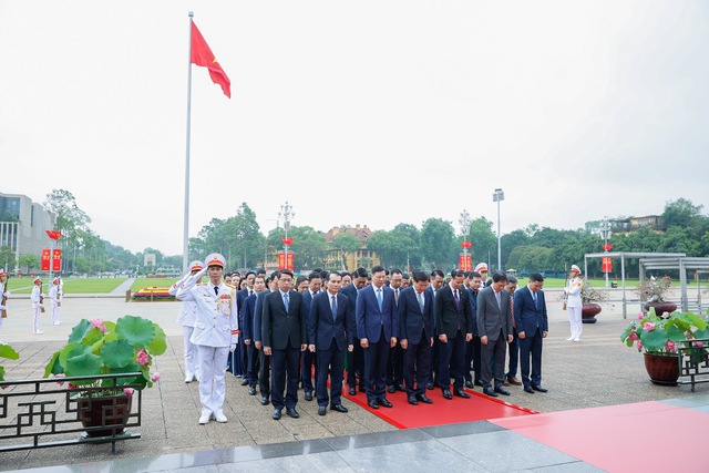 Đoàn đại biểu Văn phòng Chính phủ vào Lăng viếng Chủ tịch Hồ Chí Minh- Ảnh 3. Đoàn đại biểu Văn phòng Chính phủ vào Lăng viếng Chủ tịch Hồ Chí Minh- Ảnh 3.
