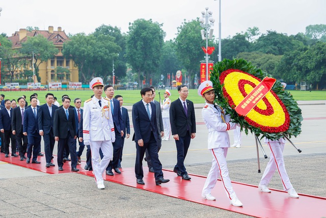Đoàn đại biểu Văn phòng Chính phủ vào Lăng viếng Chủ tịch Hồ Chí Minh- Ảnh 1. Đoàn đại biểu Văn phòng Chính phủ vào Lăng viếng Chủ tịch Hồ Chí Minh- Ảnh 1.