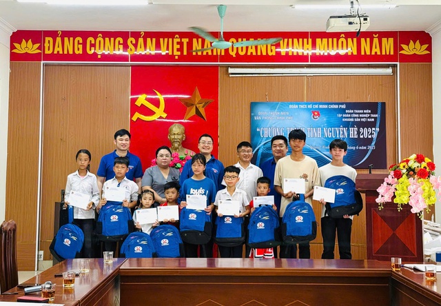 Đoàn Thanh niên VPCP trao quà cho học sinh khó khăn tại Quảng Ninh- Ảnh 1.