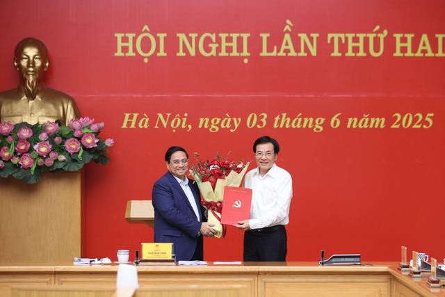 Bộ trưởng, Chủ nhiệm VPCP Trần Văn Sơn kiêm giữ chức Phó Bí thư Đảng ủy Chính phủ- Ảnh 1. Bộ trưởng, Chủ nhiệm VPCP Trần Văn Sơn kiêm giữ chức Phó Bí thư Đảng ủy Chính phủ- Ảnh 1.