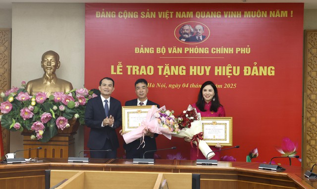 Trao tặng Huy hiệu Đảng cho 2 đảng viên của Đảng bộ VPCP- Ảnh 1. Trao tặng Huy hiệu Đảng cho 2 đảng viên của Đảng bộ VPCP- Ảnh 1.