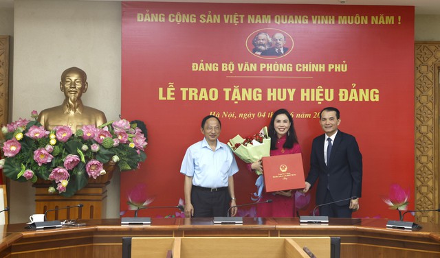 Trao tặng Huy hiệu Đảng cho 2 đảng viên của Đảng bộ VPCP- Ảnh 3. Trao tặng Huy hiệu Đảng cho 2 đảng viên của Đảng bộ VPCP- Ảnh 3.