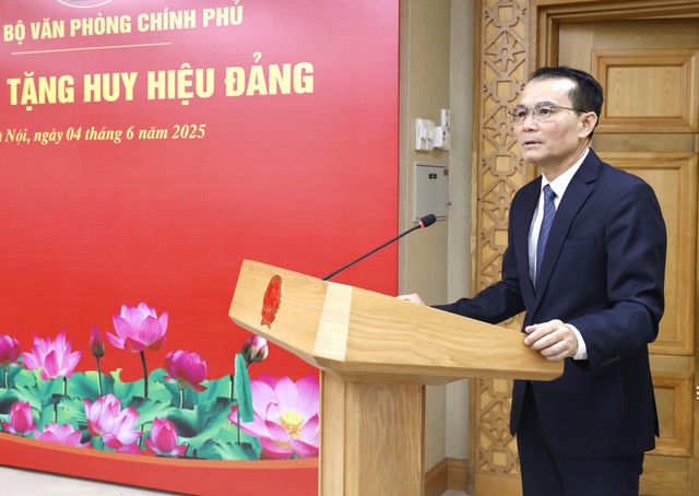 Trao tặng Huy hiệu Đảng cho 2 đảng viên của Đảng bộ VPCP- Ảnh 2. Trao tặng Huy hiệu Đảng cho 2 đảng viên của Đảng bộ VPCP- Ảnh 2.