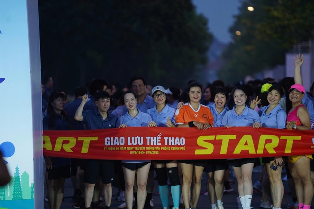 Rực rỡ sắc áo, sôi động giải chạy chào mừng 80 năm Văn phòng Chính phủ- Ảnh 2.