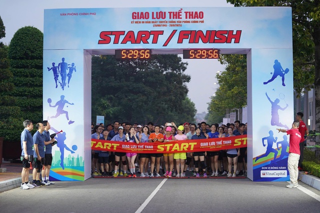 Rực rỡ sắc áo, sôi động giải chạy chào mừng 80 năm Văn phòng Chính phủ- Ảnh 3.