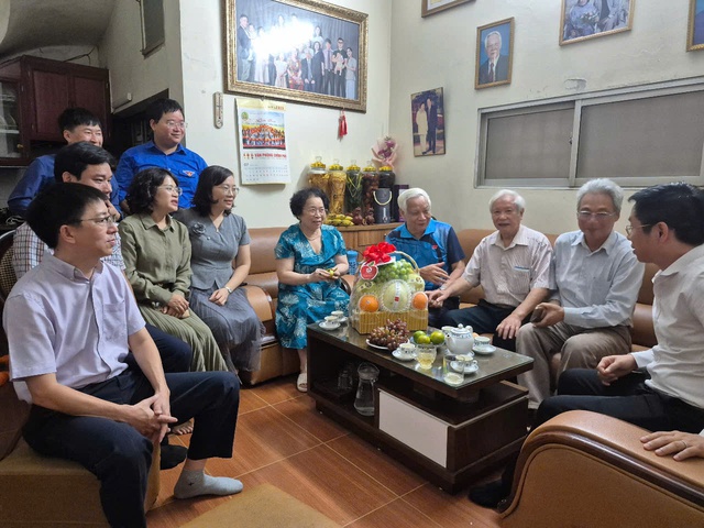 Văn phòng Chính phủ thăm hỏi, tri ân gia đình chính sách, người có công - Ảnh 2. Văn phòng Chính phủ thăm hỏi, tri ân gia đình chính sách, người có công - Ảnh 2.