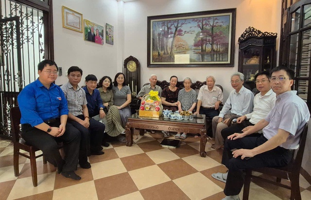 Văn phòng Chính phủ thăm hỏi, tri ân gia đình chính sách, người có công - Ảnh 1. Văn phòng Chính phủ thăm hỏi, tri ân gia đình chính sách, người có công - Ảnh 1.