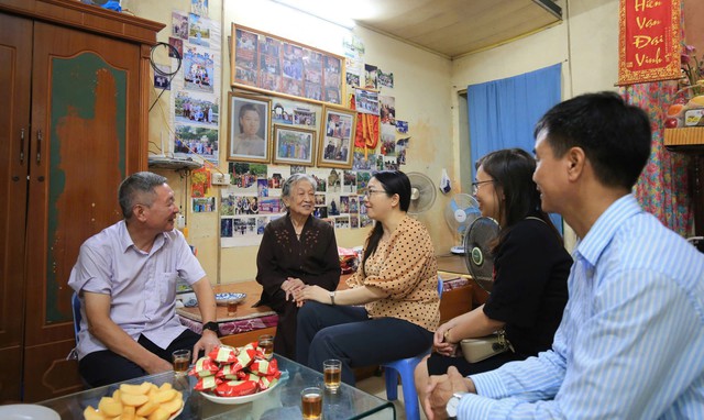 Văn phòng Chính phủ thăm hỏi, tri ân đến các gia đình liệt sĩ- Ảnh 2. Văn phòng Chính phủ thăm hỏi, tri ân đến các gia đình liệt sĩ- Ảnh 2.