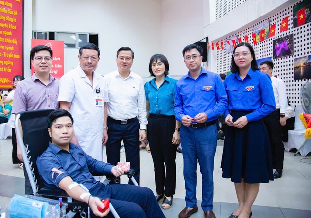 Khai mạc ngày hội hiến máu "Giọt hồng yêu thương" năm 2025- Ảnh 2. Khai mạc ngày hội hiến máu "Giọt hồng yêu thương" năm 2025- Ảnh 2.