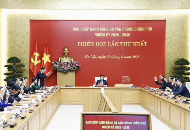 Đồng chí Trần Văn Sơn được bầu làm Bí thư Đảng ủy Văn phòng Chính phủ, nhiệm kỳ 2025-2030- Ảnh 2. Đồng chí Trần Văn Sơn được bầu làm Bí thư Đảng ủy Văn phòng Chính phủ, nhiệm kỳ 2025-2030- Ảnh 2.