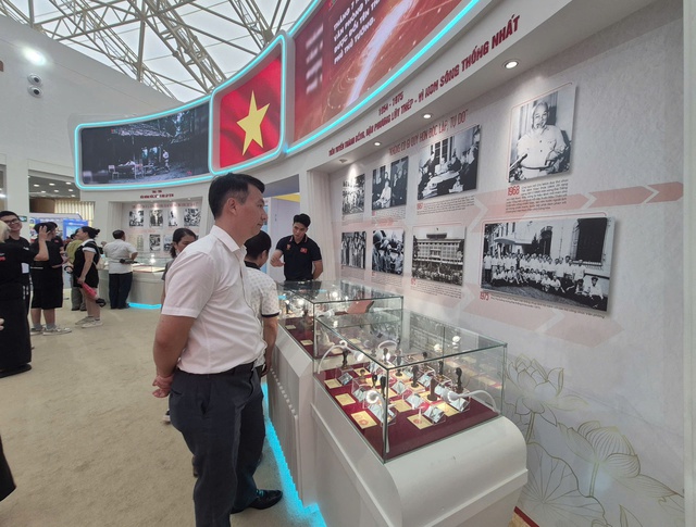Nhiều dấu ấn tại Triển lãm "Văn phòng Chính phủ - 80 năm đồng hành cùng dân tộc"- Ảnh 1. Nhiều dấu ấn tại Triển lãm "Văn phòng Chính phủ - 80 năm đồng hành cùng dân tộc"- Ảnh 1.