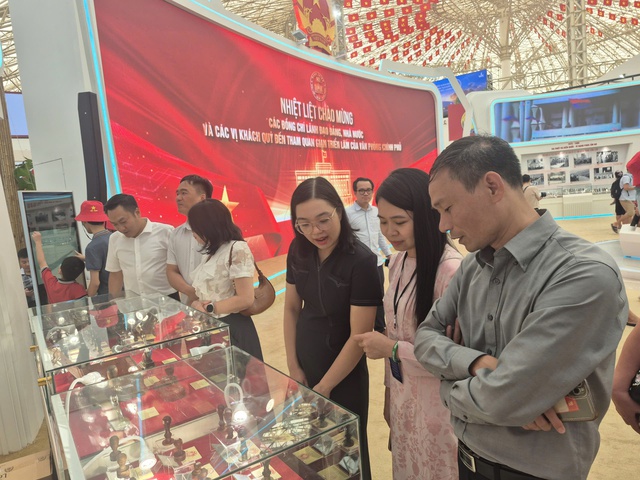 Nhiều dấu ấn tại Triển lãm "Văn phòng Chính phủ - 80 năm đồng hành cùng dân tộc"- Ảnh 4. Nhiều dấu ấn tại Triển lãm "Văn phòng Chính phủ - 80 năm đồng hành cùng dân tộc"- Ảnh 4.