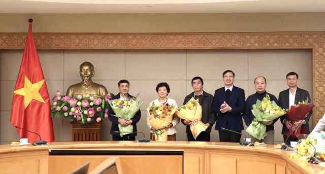 VPCP trao sổ hưu cho các cán bộ nghỉ theo chế độ- Ảnh 3.