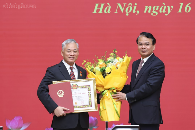 Trao tặng Huy hiệu 30 năm tuổi Đảng cho Phó Chủ nhiệm VPCP Đôn Tuấn Phong- Ảnh 2.