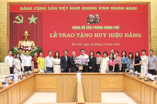 Trao tặng Huy hiệu 30 năm tuổi Đảng cho Phó Chủ nhiệm VPCP Đôn Tuấn Phong- Ảnh 5.