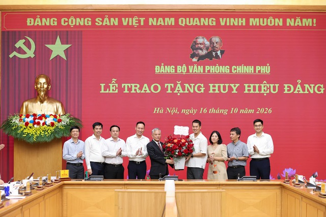 Trao tặng Huy hiệu 30 năm tuổi Đảng cho Phó Chủ nhiệm VPCP Đôn Tuấn Phong- Ảnh 4.
