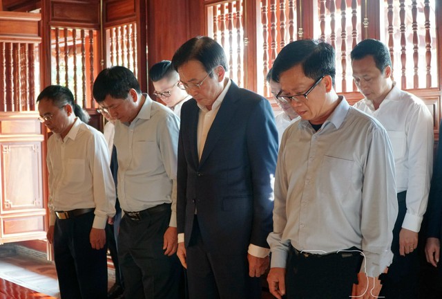 Bộ trưởng, Chủ nhiệm Văn phòng Chính phủ Trần Văn Sơn dâng hương tri ân các anh hùng liệt sĩ- Ảnh 1. Bộ trưởng, Chủ nhiệm Văn phòng Chính phủ Trần Văn Sơn dâng hương tri ân các anh hùng liệt sĩ- Ảnh 1.