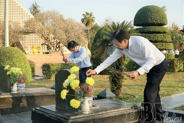 Bộ trưởng, Chủ nhiệm Văn phòng Chính phủ Trần Văn Sơn dâng hương tri ân các anh hùng liệt sĩ- Ảnh 3. Bộ trưởng, Chủ nhiệm Văn phòng Chính phủ Trần Văn Sơn dâng hương tri ân các anh hùng liệt sĩ- Ảnh 3.