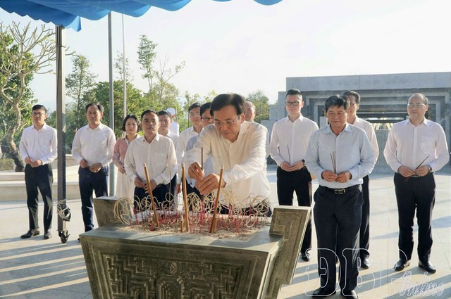 Bộ trưởng, Chủ nhiệm Văn phòng Chính phủ Trần Văn Sơn dâng hương tri ân các anh hùng liệt sĩ- Ảnh 2. Bộ trưởng, Chủ nhiệm Văn phòng Chính phủ Trần Văn Sơn dâng hương tri ân các anh hùng liệt sĩ- Ảnh 2.