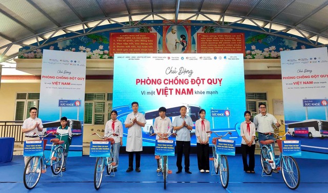 Khám bệnh, tư vấn và cấp phát thuốc miễn phí cho người dân- Ảnh 2.