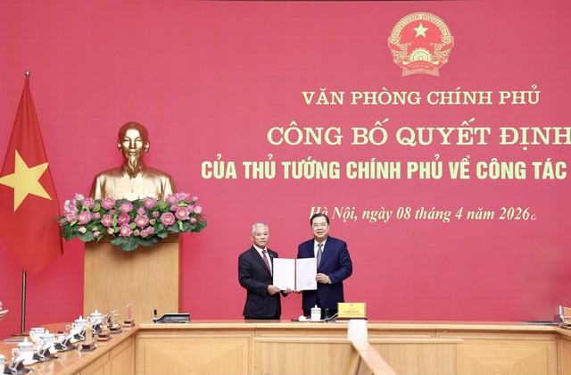 Công bố Quyết định điều động, bổ nhiệm đồng chí Đôn Tuấn Phong giữ chức Phó Chủ nhiệm Văn phòng Chính phủ- Ảnh 1. Công bố Quyết định điều động, bổ nhiệm đồng chí Đôn Tuấn Phong giữ chức Phó Chủ nhiệm Văn phòng Chính phủ- Ảnh 1.