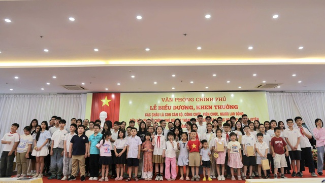 Tuyên dương con cán bộ VPCP đạt thành tích xuất sắc năm học 2025 - 2026- Ảnh 1. Tuyên dương con cán bộ VPCP đạt thành tích xuất sắc năm học 2025 - 2026- Ảnh 1.