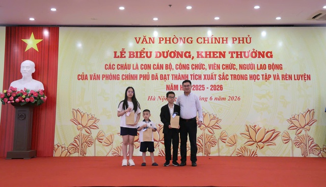 Tuyên dương con cán bộ VPCP đạt thành tích xuất sắc năm học 2025 - 2026- Ảnh 7. Tuyên dương con cán bộ VPCP đạt thành tích xuất sắc năm học 2025 - 2026- Ảnh 7.