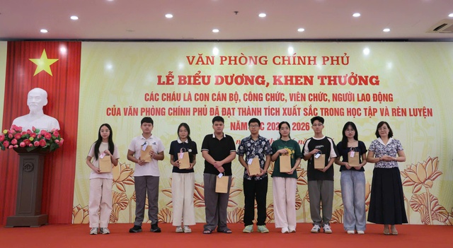 Tuyên dương con cán bộ VPCP đạt thành tích xuất sắc năm học 2025 - 2026- Ảnh 8. Tuyên dương con cán bộ VPCP đạt thành tích xuất sắc năm học 2025 - 2026- Ảnh 8.