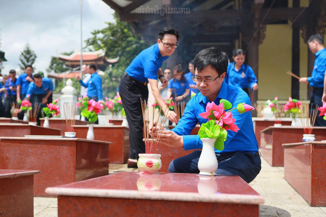 Thắp lửa tri ân - Tuổi trẻ Chính phủ viết tiếp đạo lý ‘Uống nước nhớ nguồn’- Ảnh 4.
