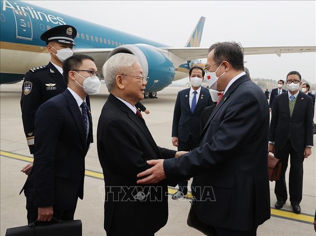 越共中央总书记阮富仲抵达北京，开始对中国进行正式访问 - Ảnh 1.