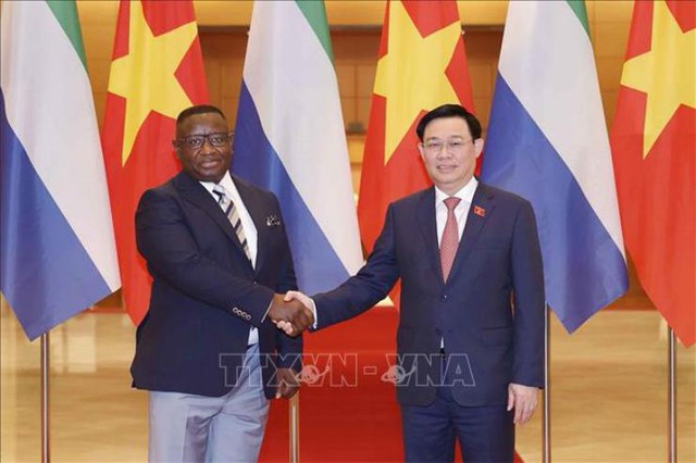 越南国会主席王廷惠会见塞拉利昂总统比奥 - Ảnh 1.