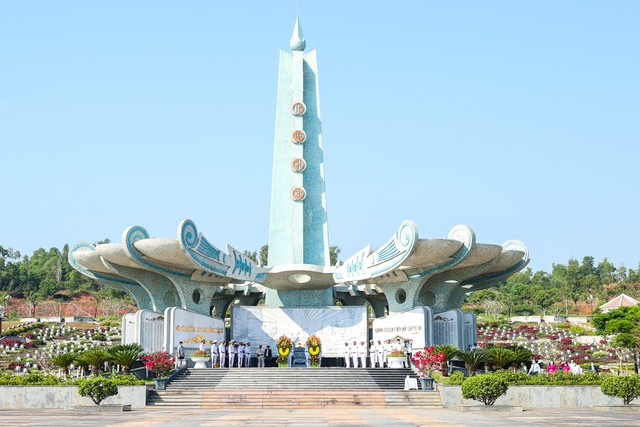 范明正总理视察广南省 - Ảnh 4. 范明正总理视察广南省 - Ảnh 4.