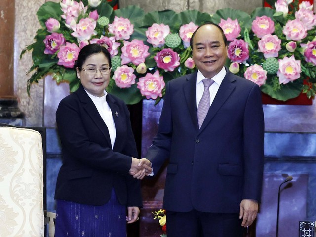 阮春福主席会见老挝最高人民法院院长  - Ảnh 1.