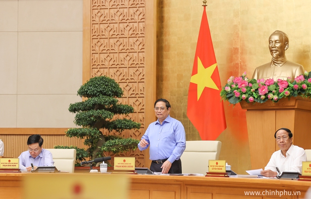 范明正总理主持召开政府8月份定期会议 - Ảnh 1.