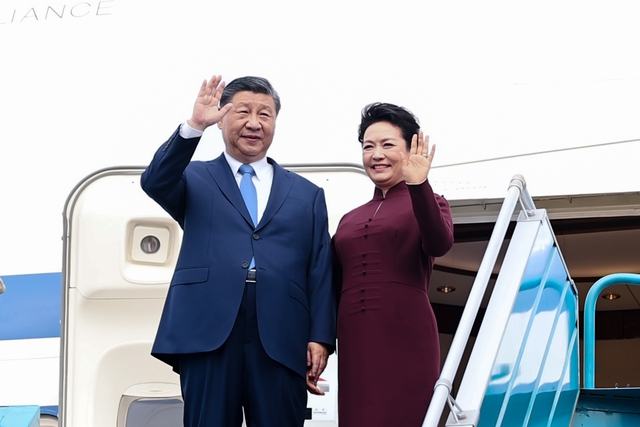越南政府总理范明正前往机场迎接中共中央总书记，国家主席习近平- Ảnh 1.