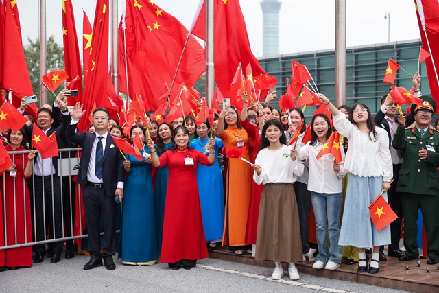 越南政府总理范明正前往机场迎接中共中央总书记，国家主席习近平- Ảnh 7.